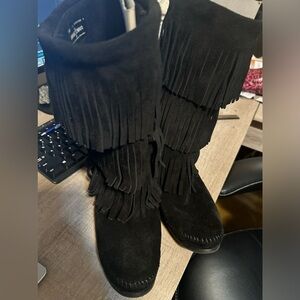 Minnetonka boots black